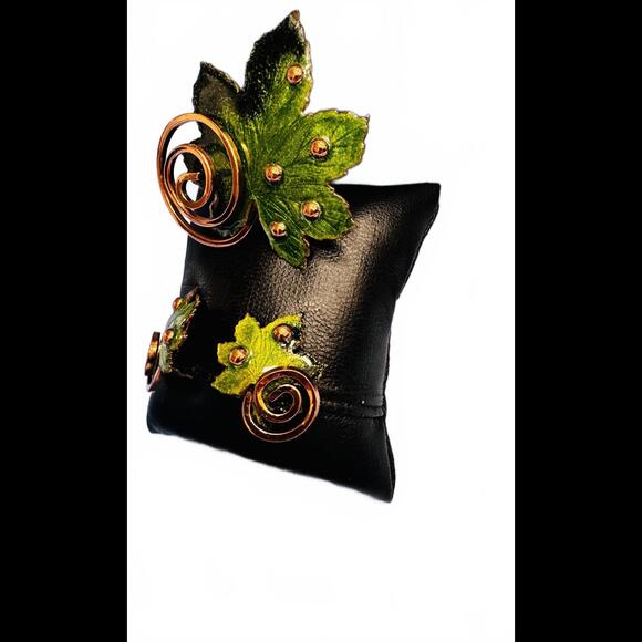 VINTAGE MATISSE 1950'S RENOIR GREEN ENAMELED MAPLE LEAF AND MATCHING EARRINGS - Picture 2 of 7